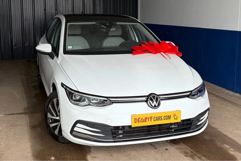 Livraison client dans nos locaux Volkswagen Golf - DEGRIFCARS