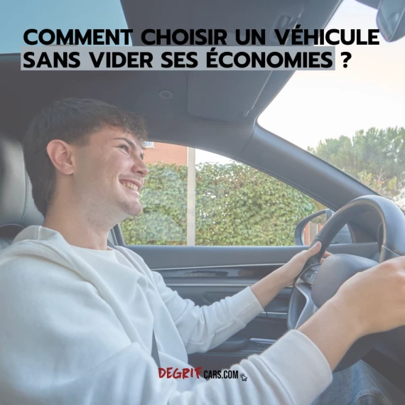 Un jeune conducteur heureux recevant les clés de sa première voiture livrée à domicile par le mandataire automobile Degrifcars.com.