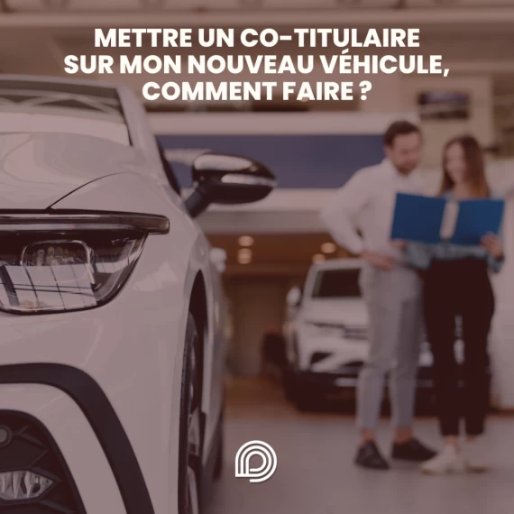 Deux acheteurs signant les documents d'immatriculation d'un véhicule avec l'accompagnement de Degrifcars.com