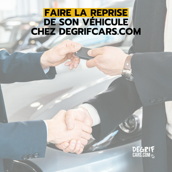 Client remettant les clés de sa voiture d’occasion à un mandataire auto Degrifcars.com pour une reprise rapide et sécurisée